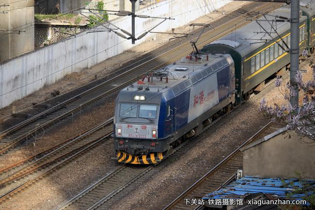 机车名称:和谐3c电力机车 hxd3c车    号:0223生产厂商:大连运行时速