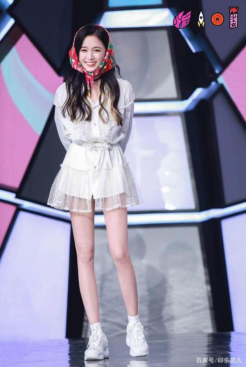 火箭少女101吴宣仪蕾丝衬衫裙突显大长腿亮相快乐