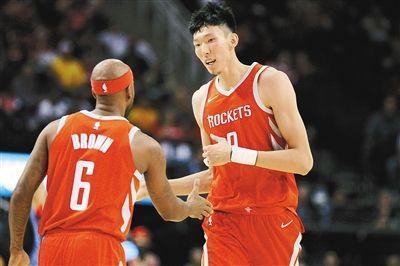 季后赛周琦不上场也吸金不少,但球迷最想看到的并不是这样!