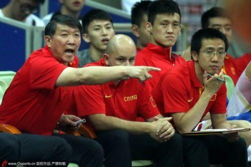 王哲林害羞说体重 宫鲁鸣解围:他现在体重很标准