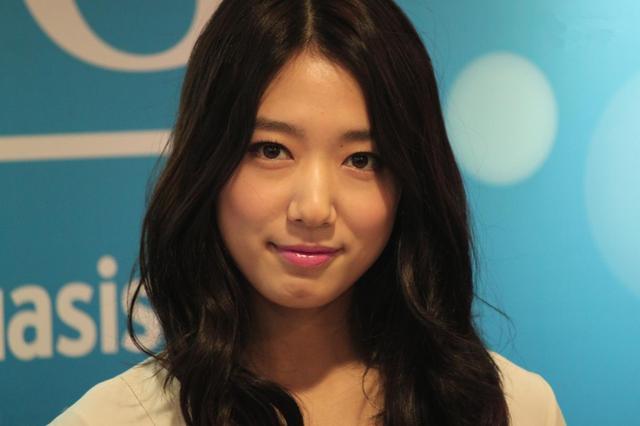 2001年11岁的朴信惠拍摄了李承焕的第一部mv《爱吗》,这是她进入演艺