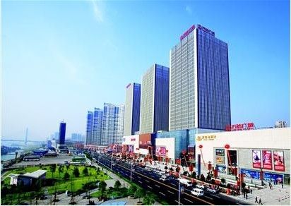 宜昌万达广场坐落于宜昌市伍家岗区,是一座极具特色的滨江万达广场