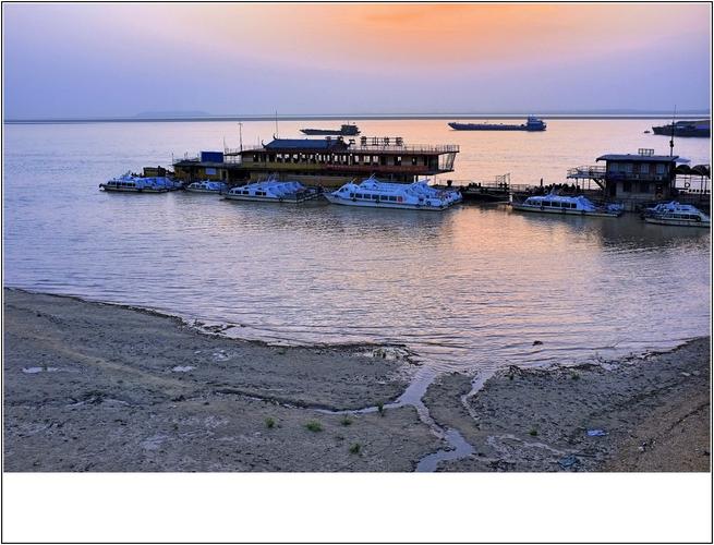夕阳下的洞庭湖畔