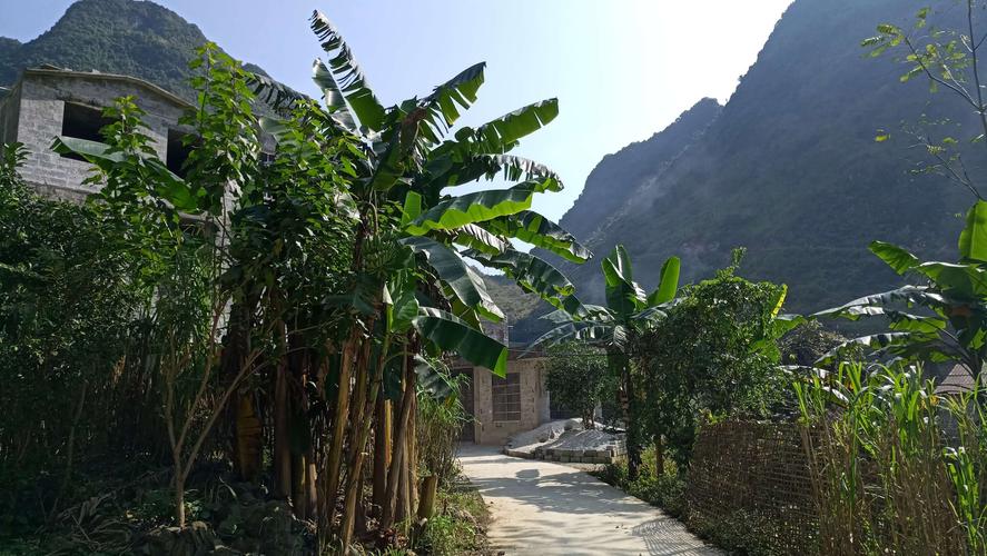 路过一个小山村