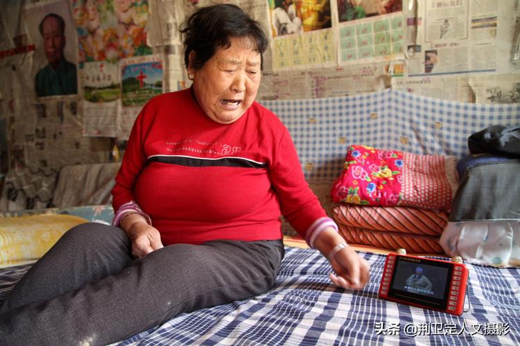 20年前这个农村集体搬出大山,唯独留下7旬大妈,看她如今咋生活