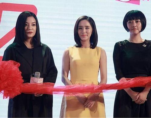 赵薇晒与张哲瀚王智合影,让c位给旗下艺人,被赞瘦了高情商回应