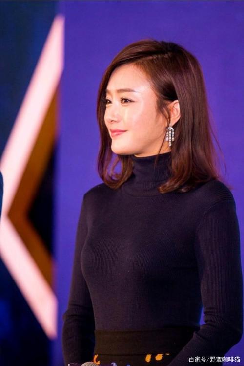 秦岚温文尔雅的笑容,身穿薄纱透视装,总会给人带来神秘的诱惑感