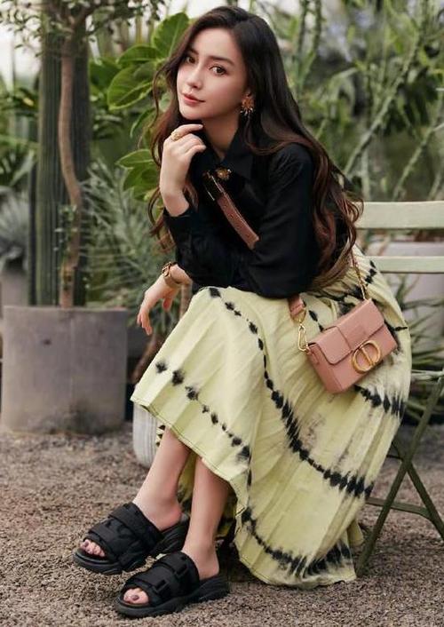 angelababy的初春出穿搭,黑色衬衫搭浅黄色半身裙,宛若画中人