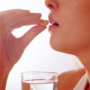 但大多数人都是口服避孕药来进行避孕,但专家们提出:年龄大的女性不