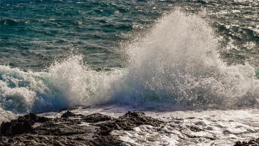 海边卷起汹涌的浪花