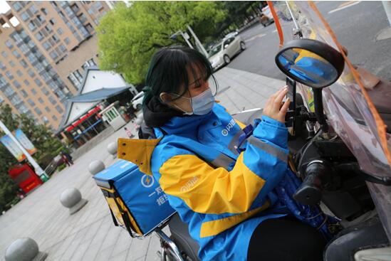 亚洲女拳王闪送日记送单同时不忘教拳