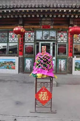 除夕一早,家中主人就会把专用的旺火架子搬出来,上面安上承托板,砌上