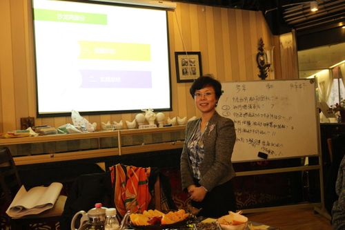 为崔巍巍同学送上勇登高峰的照片合影