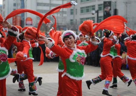 秧歌历史悠久,南宋周密在《武林旧事》中介绍的民间舞队中就有"村田乐