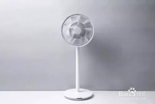 开风扇,可以通过开风扇的方式,增加室内的空气流通,达到降低室内