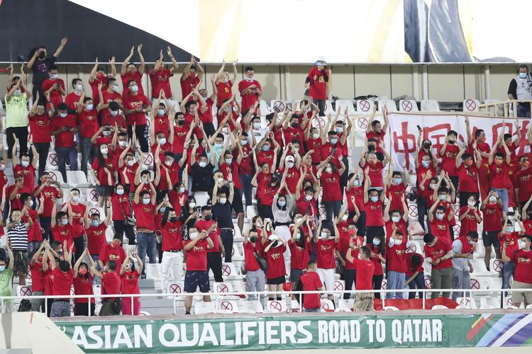 体育>中国足球>正文> 现场为国足加油的中国球迷.