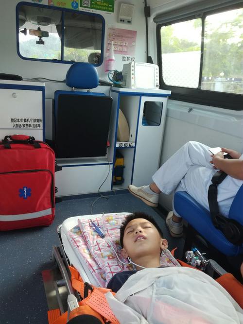 啊我躺在救护车上了.