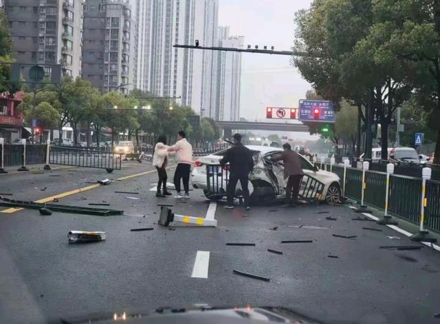 常州一小车撞护栏发生车祸图片 常州车祸女子汽车撞上围栏照片