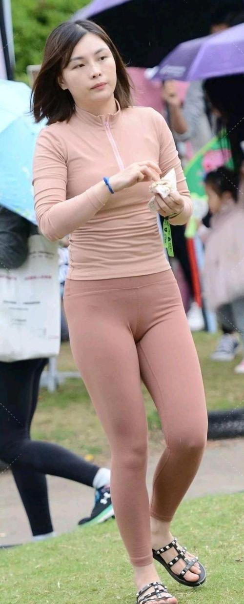 近距离大图看瑜伽裤小姐姐凹凸有致的魅惑雕刻的美