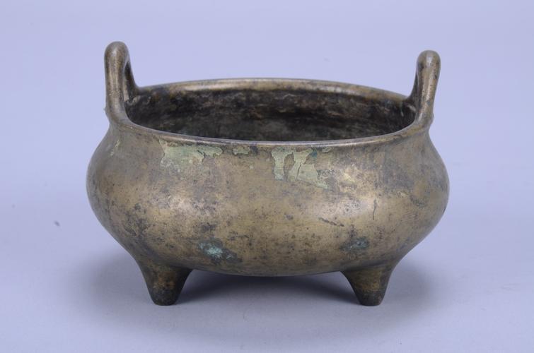 明宣德款双立耳三乳足铜炉