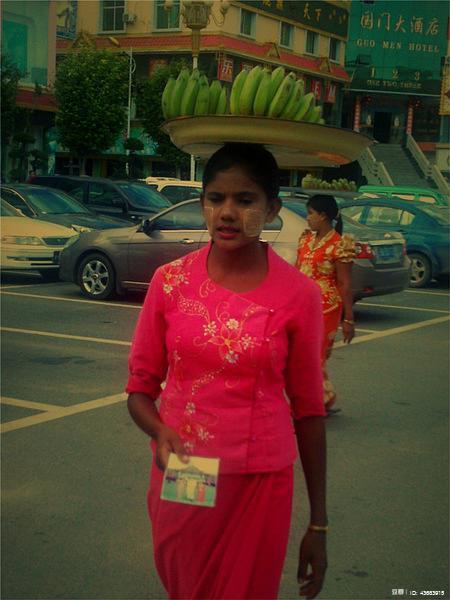 缅甸女孩  脸上涂着草药是防晒的