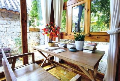 桑园小镇一民宿内的书房景观