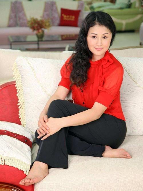 49岁于月仙出席颁奖礼,胖起来好似吹了气儿