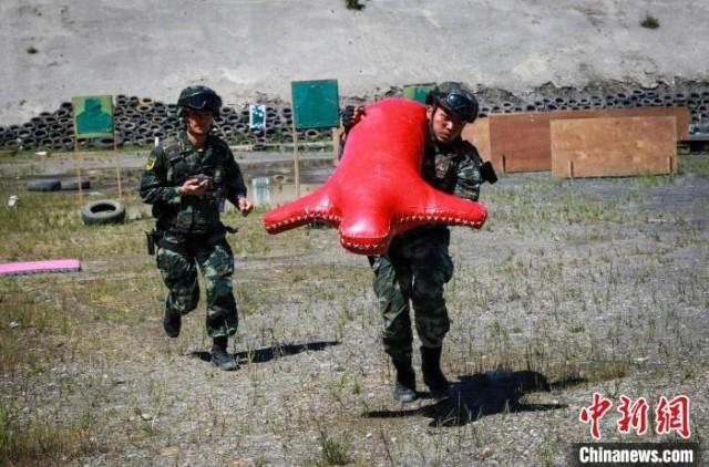 武警毕节支队特战队员开展野外训练