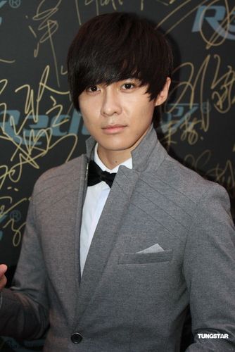 组图:唐禹哲不惧高温京城捞金 时尚走秀受追捧