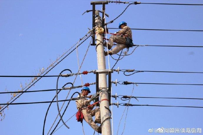 会战电网】10月29日,江苏徐州邳州市供电公司工程施工人员龚荣亮