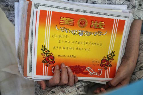 "单科王"患血癌绝望撕碎奖状 哭着说不治了