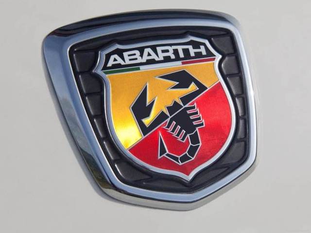 阿巴斯的商标是一只蝎子,蝎子的上面写着他的品牌名字abarth.