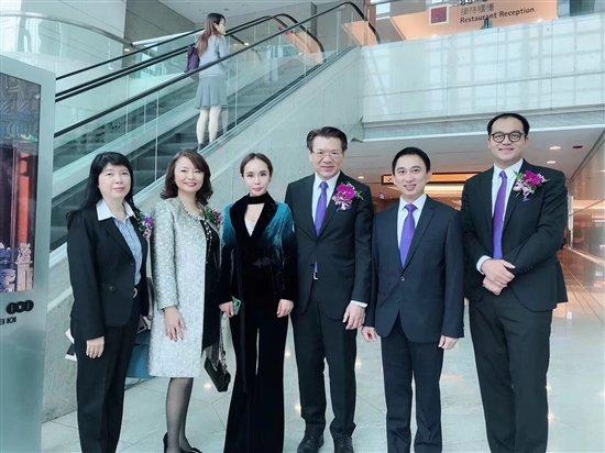 罗丽芬控股正式挂牌上市成功缔一国际受邀出席敲钟仪式