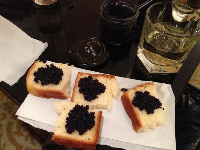 俄国鱼子酱配自烤面包