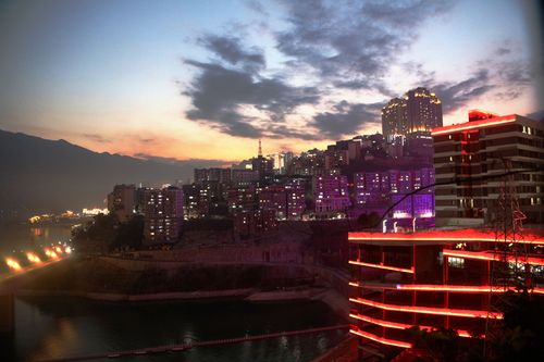 重庆巫山:山水港湾城市夜景醉人乐陶陶