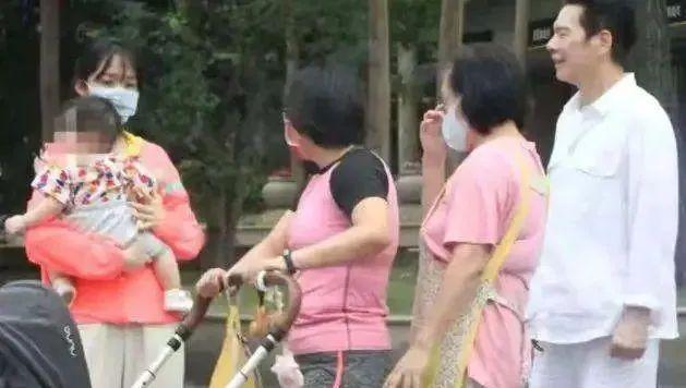 向华强与儿媳郭碧婷公园遛娃一改硬汉形象抱着孙女的向华强有多慈祥