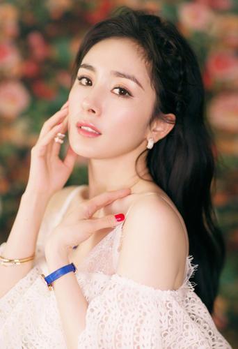 杨幂耳环红指甲