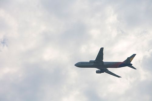 空中飞行的飞机