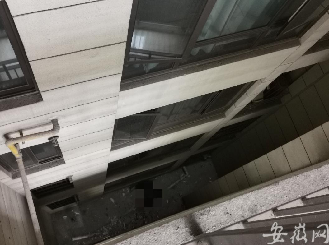 合肥文一名门首府小区住宅楼天井内发现一具男尸