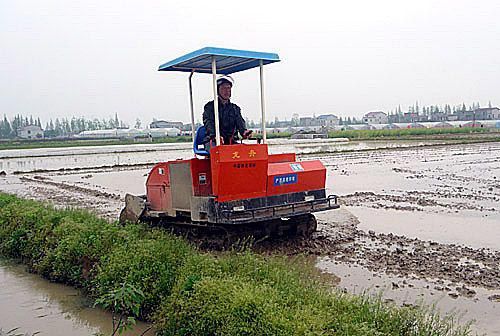 "龙舟"履带自走式旋耕机脱颖而出