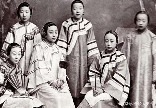 倡导一夫一妻制的康有为,3个国家的6个老婆,在他死后