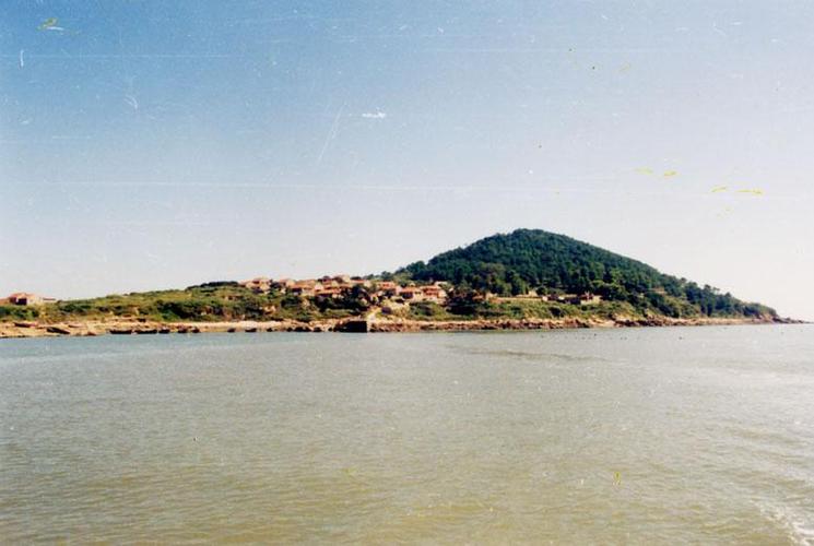 该岛是小管岛的姊妹岛,位于小管岛东南6公里处,陆地面积约0.