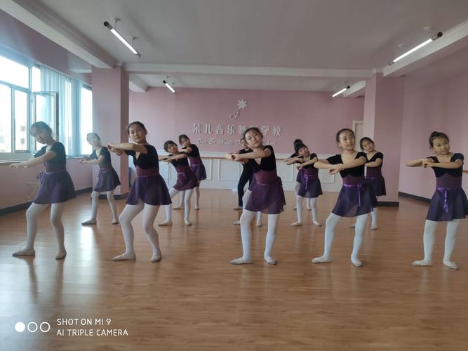本周宝贝们认真学习组合《阿古顿巴》老师希望你们继续坚持!加油!