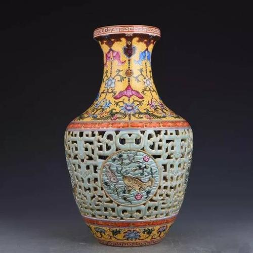 清·乾隆粉彩镂空花果纹六方套瓶