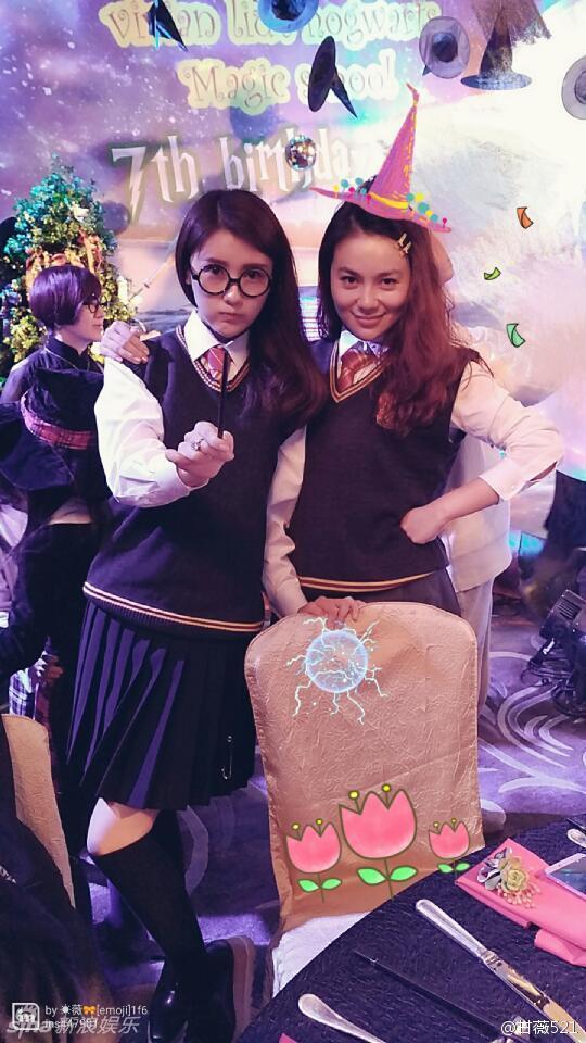 组图:甘薇李小璐参加生日派对 穿制服似学生妹