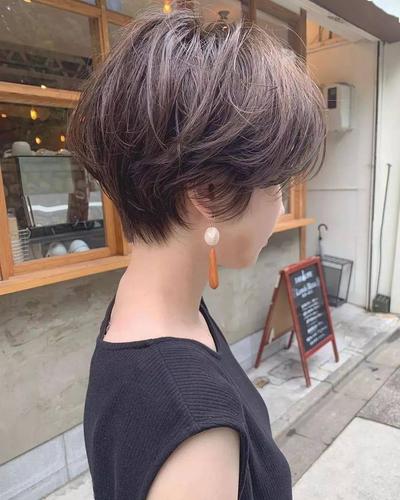 蓬松有型的纹理烫发型_短发