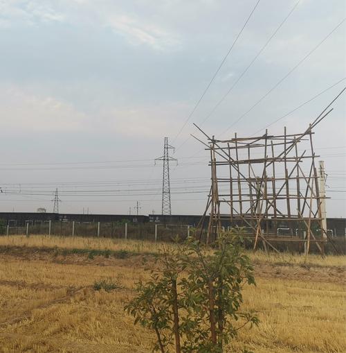 在跨域处所两侧铁路线路两侧搭设跨域架顶面搭设电力线路跨越架