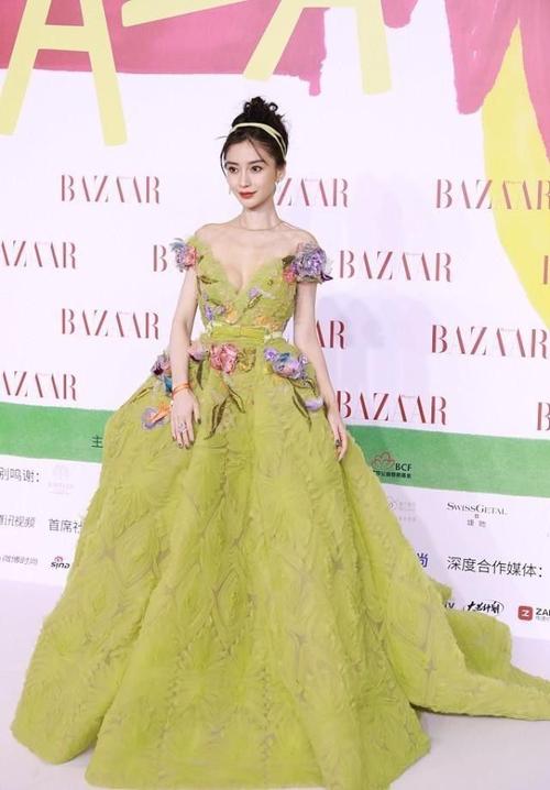 深v立体雕花蓬蓬裙