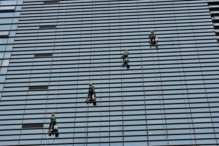 800元就能代办高空作业证,工人的安全如何保障?