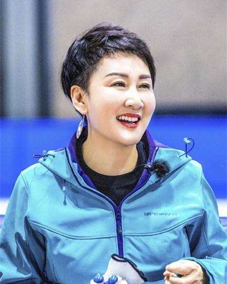 张凯丽亮相综艺,柠檬黄色t恤配短发太时髦,身材比例很协调